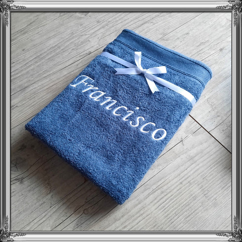 Serviette personnalisée 50x100cm avec prénom brodé: 8 couleurs